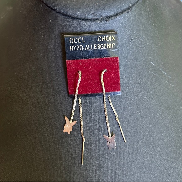 DEADSTOCK 1980’s VINTAGE SILVER PLATED PLAYBOY PULL THROUGH EARRINGS - Picture 1 of 2